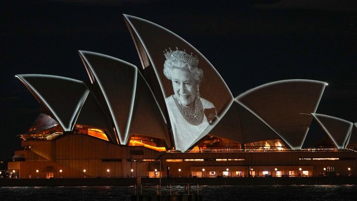 Potret Ratu Elizabeth II Hiasi Sydney Opera House FILE - The Sydney Opera House is illuminated with a portrait of Queen Elizabeth II in Sydney, Australia, on Sept. 9, 2022. Many regarded Australians’ respect and affection for the late Queen Elizabeth II as the biggest obstacle to the country becoming a republic with its own head of state. Now after her death and with a pro-republic Labor Party government in power, Australia’s constitutional ties to the British monarchy will again be open to first-order debate for the first time since change was rejected at a 1999 referendum.(AP Photo/Mark Baker, File)