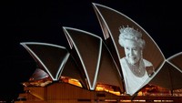 Senyum Elizabeth II menghiasi atap gedung opera tersebut. Selain potret sang Ratu di Sydney Opera House, sederet penghormatan dilakukan di Australia untuk melepas penguasa yang telah memerintah Inggris selama tujuh dekade tersebut. Seperti, pengibaran bendera setengah tiang, penghormatan 96 senjata—satu putaran dan upacara peletakan karangan bunga di Gedung Parlemen di Canberra.