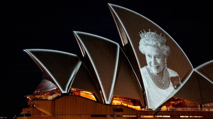 Potret Ratu Elizabeth II Hiasi Sydney Opera House FILE - The Sydney Opera House is illuminated with a portrait of Queen Elizabeth II in Sydney, Australia, on Sept. 9, 2022. Many regarded Australians’ respect and affection for the late Queen Elizabeth II as the biggest obstacle to the country becoming a republic with its own head of state. Now after her death and with a pro-republic Labor Party government in power, Australia’s constitutional ties to the British monarchy will again be open to first-order debate for the first time since change was rejected at a 1999 referendum.(AP Photo/Mark Baker, File)