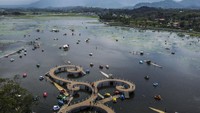 Foto udara objek wisata Situ Bagendit di Kecamatan Banyuresmi, Kabupaten Garut, Jawa Barat, Minggu (11/9/2022).