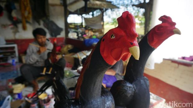Produksi Boneka Ayam Jago Petarung di Desa Larangan, Kecamatan Lohbener, Kabupaten Indramayu