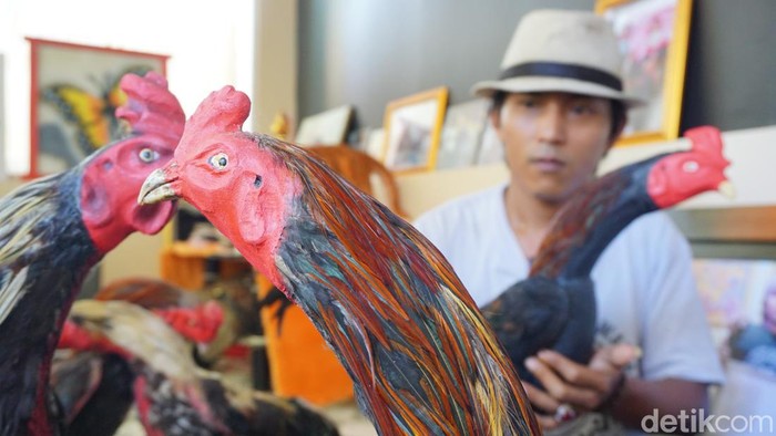 Produksi Boneka Ayam Jago Petarung di Desa Larangan, Kecamatan Lohbener, Kabupaten Indramayu
