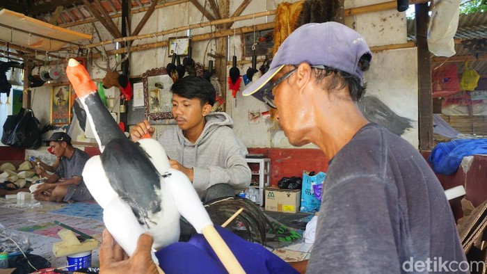 Produksi Boneka Ayam Jago Petarung di Desa Larangan, Kecamatan Lohbener, Kabupaten Indramayu