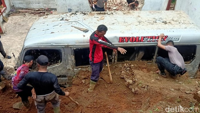 Proses evakuasi mobil yang tertimbun longsor di Desa Jembangan Kecamatan Punggelan, Banjarnegara, Senin (12/9/2022).