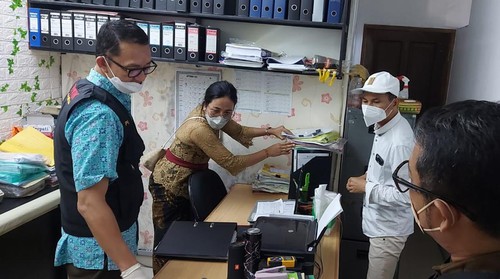 Proses penggeledahan yang dilakukan penyidik Kejati Bali di kantor UPTD PAM Dinas PUPRKIM Bali, Senin (12/9/2022).