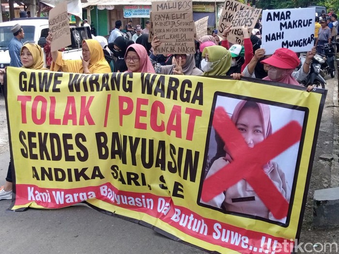 Ratusan warga menggeruduk Kantor Desa Banyuasin Kembaran, Kecamatan Loano, Purworejo pada Senin (12/9/2022) siang.