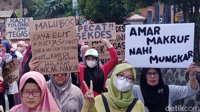 Ratusan warga menggeruduk Kantor Desa Banyuasin Kembaran, Kecamatan Loano, Purworejo pada Senin (12/9/2022) siang. Ratusan warga menggeruduk Kantor Desa Banyuasin Kembaran, Kecamatan Loano, Purworejo pada Senin (12/9/2022) siang.