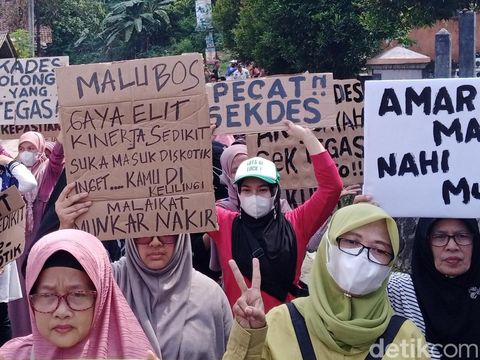 Ratusan warga menggeruduk Kantor Desa Banyuasin Kembaran, Kecamatan Loano, Purworejo pada Senin (12/9/2022) siang.