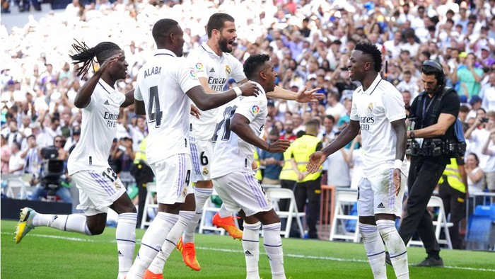 Real Madrids Ferland Mendy, left, and Mallorcas Dani Rodriguez, vie for the ball during the Spanish La Liga soccer match between Real Madrid and Mallorca at the Santiago Bernabeu stadium in Madrid, Spain, Sunday, Sept. 11, 2022. (AP Photo/Manu Fernandez)