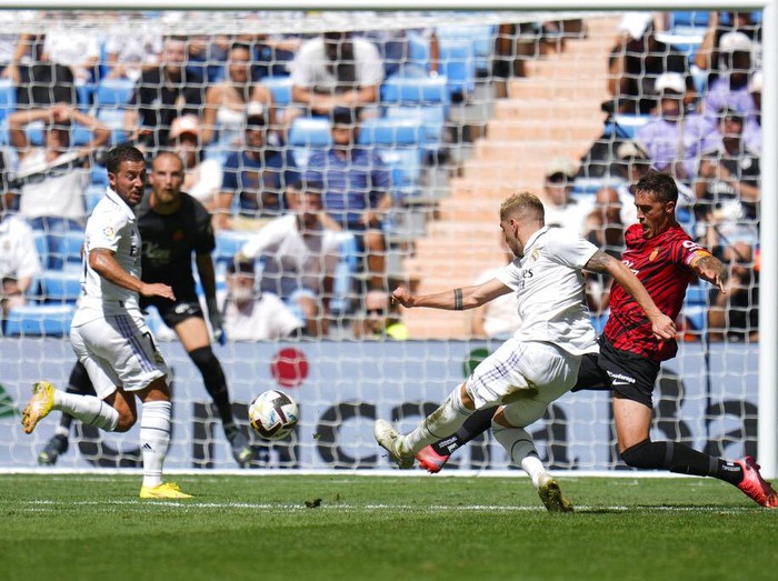 Real Madrid's Ferland Mendy, left, and Mallorca's Dani Rodriguez, vie for the ball during the Spanish La Liga soccer match between Real Madrid and Mallorca at the Santiago Bernabeu stadium in Madrid, Spain, Sunday, Sept. 11, 2022. (AP Photo/Manu Fernandez)