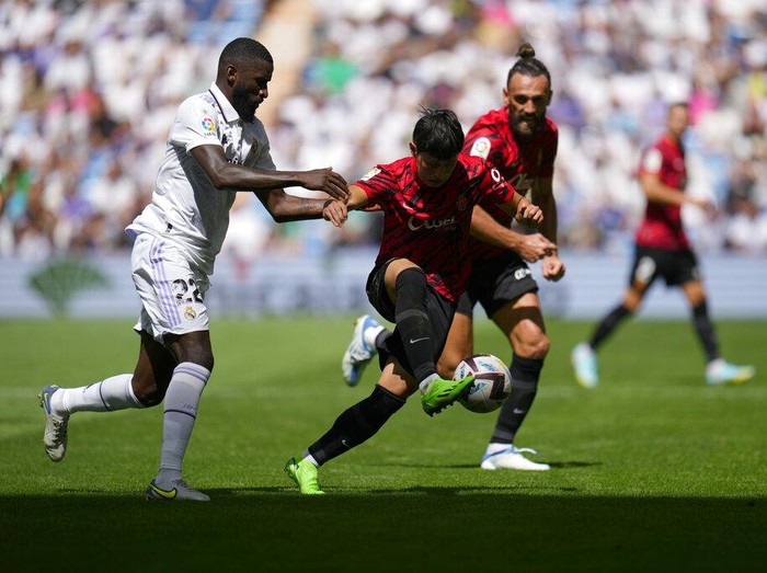 Real Madrid's Ferland Mendy, left, and Mallorca's Dani Rodriguez, vie for the ball during the Spanish La Liga soccer match between Real Madrid and Mallorca at the Santiago Bernabeu stadium in Madrid, Spain, Sunday, Sept. 11, 2022. (AP Photo/Manu Fernandez)