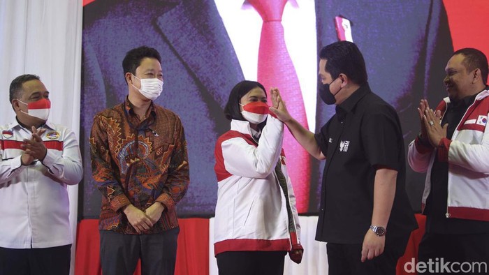 Ribuan Calon Migran Dilepas BP2MI dan Erick Thohir Badan Perlindungan Pekerja Migran Indonesia (BP2MI) melepas dan memberikan pembekalan bagi Pekerja Migran Indonesia (PMI). Acara itu berlangsung di GOR POPKI Cibubur.