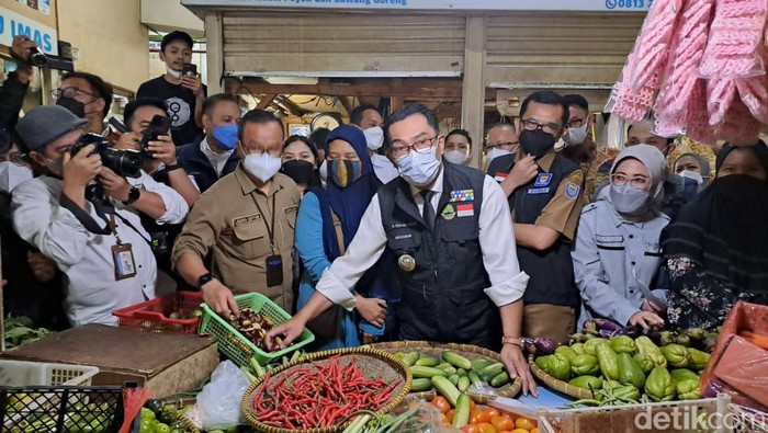 Ridwan Kamil saat mengecek harga bahan pokok di Pasar Tradisional Baltos, Kota Bandung