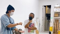 Bahkan Takashi Murakami mengatakan RM tertarik pada seni keramik dan berbincang dengan mata berbinar.  Foto: RM & Takashi Murakami/ Instagram