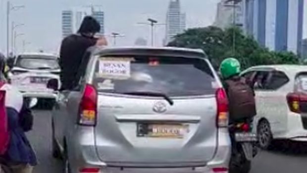 Rombongan massa 'Besan Bogor' konvoi tutupi pelat kendaraan, di Jl Gatot Subroto, Jakarta Selatan, Senin (12/9/2022)