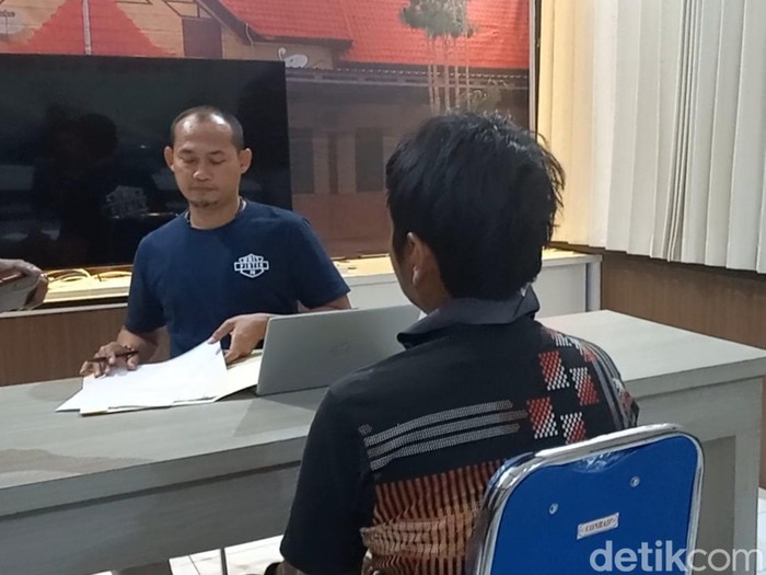 S, pelaku pembunuhan di Sampang diperiksa penyidik