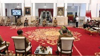 Pemerintah pusat sendiri sudah membuat aturan bahwa sebesar 2% dari alokasi dana transfer umum (DAU) dan dana bagi hasil (DBH) di daerah bisa digunakan untuk subsidi dalam rangka meredam dampak kenaikan harga BBM.
