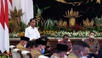 Jokowi mengatakan, pemerintah memperkirakan inflasi tahun ini akan bertambah 1,8%. Namun menurutnya jika pemda ikut berpartisipasi dalam upaya meredam inflasi, dia meyakini inflasi tahun ini bisa di tahan di bawah 5%.