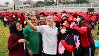Pada kegiatan ini, Mendag Zulkifli Hasan didampingi Kepala Badan Kebijakan Kemendag Kasan. Turut hadir dalam kegiatan Rektor Universitas Muhammadiyah Jakarta Mamun Murod Al-Barbasy. Mereka tak lupa meminta foto bersama.