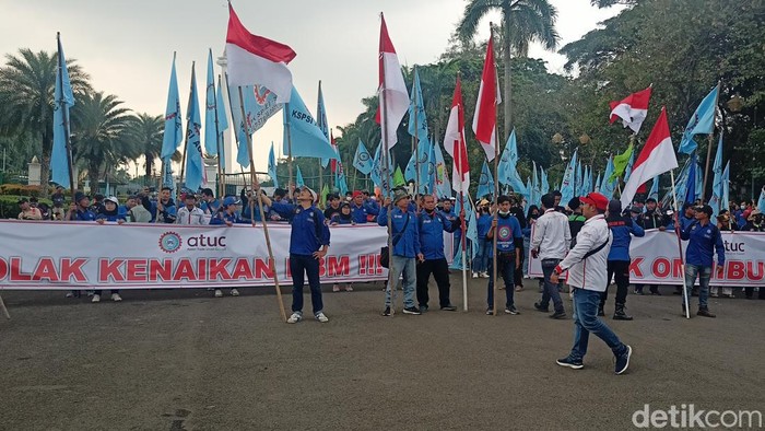Sejumlah massa dari elemen buruh akan menggelar demonstrasi penolakan kenaikan harga bahan bakar minyak (BBM) di area Patung Kuda, Jakarta Pusat (Jakpus). Beberapa orang massa telah tiba di lokasi. (Adrial Akbar/detikcom)
