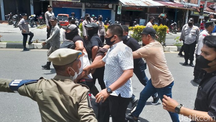 Sejumlah pendemo tolak kenaikan harga BBM di Aceh Barat ditangkap.