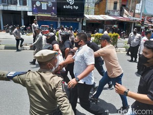 Pendemo di Aceh Terkapar Ditembak Gas Air Mata, Polisi: Pura-pura Jatuh