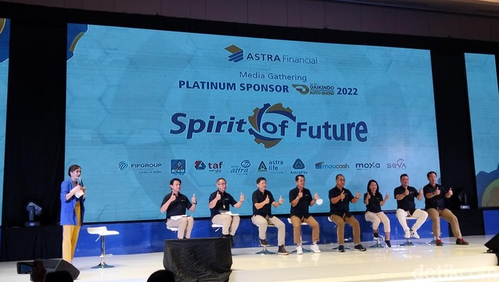 Sejumlah pimpinan Astra Financial GIIAS 2022 saat konferensi pers di Surabaya