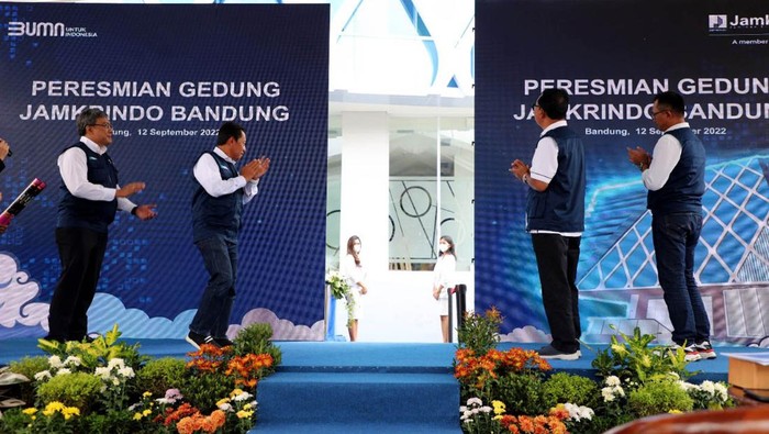 Semangat Baru di Gedung Baru Jamkrindo Bandung PT Jamkrindo Melakukan Peresmian Gedung baru Jamkrindo Bandung Kanwil IV Bandung dan Kantor Cabang Bandung di Bandung Senin, (12/9/2022). Gedung baru Jamkrindo Bandung merupakan salah satu inisiatif strategis perusahaan untuk memperkuat pelayanan terhadap para mitra perusahaan baik perbankan, lembaga keuangan nonbank dan juga para pelaku UMKM yang selama ini telah berjalan baik.