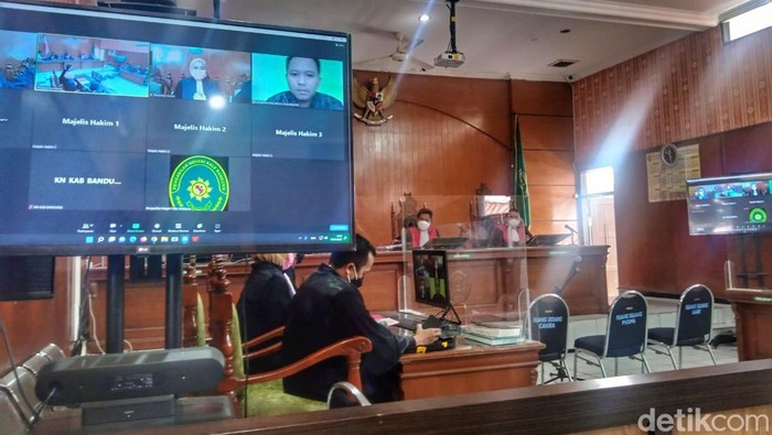 Sidang Doni Salmanan ditunda setelah saksi yang diusulkan JPU tidak hadir.