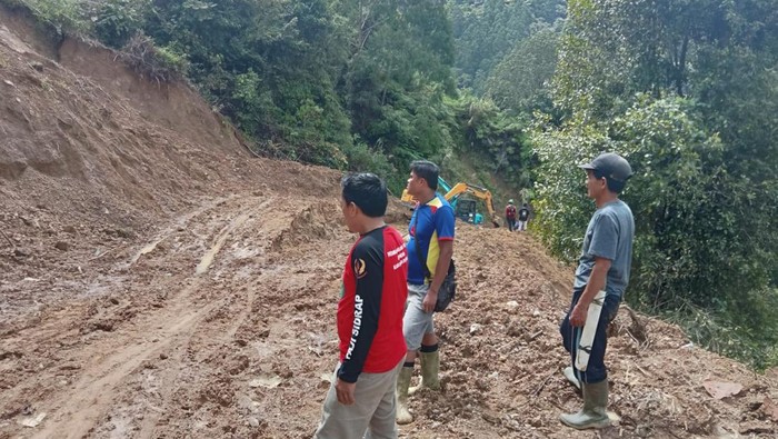 Kondisi jalan antar dusun di Desa Leppangeng, Kabupaten Sidrap sudah dapat dilalui kendaraan.