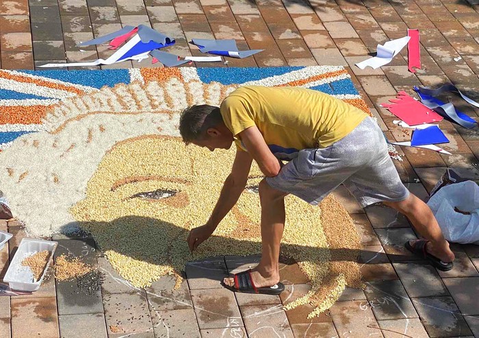 Sketsa Wajah Ratu Elizabeth II dengan Biji-bijian Artist Alken Pozhega makes giant portrait of Britain's Queen Elizabeth II, made entirely of grain of corn, peas and beans in the town of Gjakova, Kosovo, Saturday, Sept. 10, 2022. Queen Elizabeth II, Britain's longest-reigning monarch and a rock of stability across much of a turbulent century, died Thursday after 70 years on the throne. She was 96. (AP Photo/Sylejman Kllokoqi)