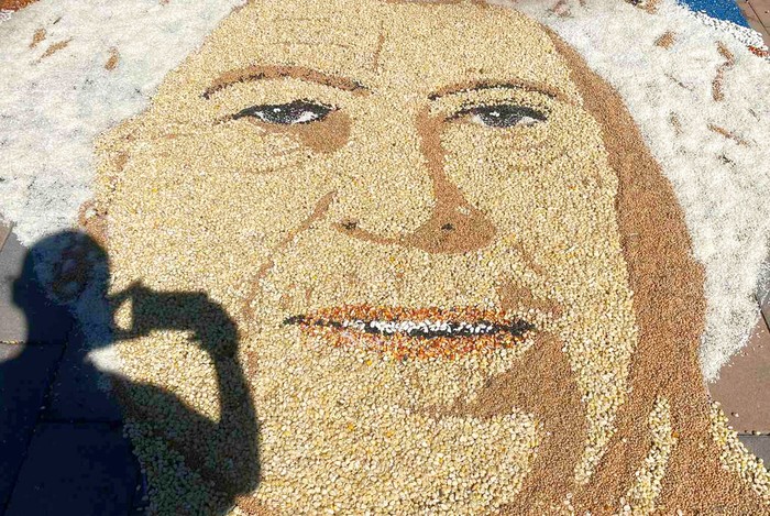 Sketsa Wajah Ratu Elizabeth II dengan Biji-bijian Artist Alken Pozhega makes giant portrait of Britain's Queen Elizabeth II, made entirely of grain of corn, peas and beans in the town of Gjakova, Kosovo, Saturday, Sept. 10, 2022. Queen Elizabeth II, Britain's longest-reigning monarch and a rock of stability across much of a turbulent century, died Thursday after 70 years on the throne. She was 96. (AP Photo/Sylejman Kllokoqi)