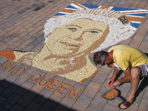 Aksi Seniman Kosovo Gambar Wajah Ratu Elizabeth dengan Biji-bijian