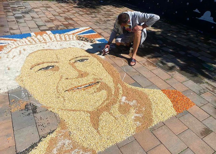 Sketsa Wajah Ratu Elizabeth II dengan Biji-bijian Artist Alken Pozhega makes giant portrait of Britain's Queen Elizabeth II, made entirely of grain of corn, peas and beans in the town of Gjakova, Kosovo, Saturday, Sept. 10, 2022. Queen Elizabeth II, Britain's longest-reigning monarch and a rock of stability across much of a turbulent century, died Thursday after 70 years on the throne. She was 96. (AP Photo/Sylejman Kllokoqi)
