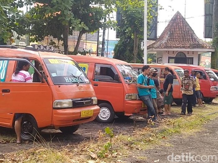 Sopir angkot di Kabupaten Pekalongan, Senin (12/9/2022).