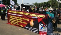 Salah satu kelompok massa terdiri dari unsur emak-emak.