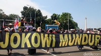 Sekelompok massa membawa spanduk tuntutan bertuliskan Jokowi Mundur saat berunjukrasa di kawasan Patung Kuda, Jakarta Pusat, Senin (12/9/2022).