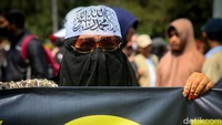 Potret pendemo yang menolak kenaikan harga BBM. Gelombang penolakan terhadap harga baru BBM telah terjadi sejak sepekan terakhir.