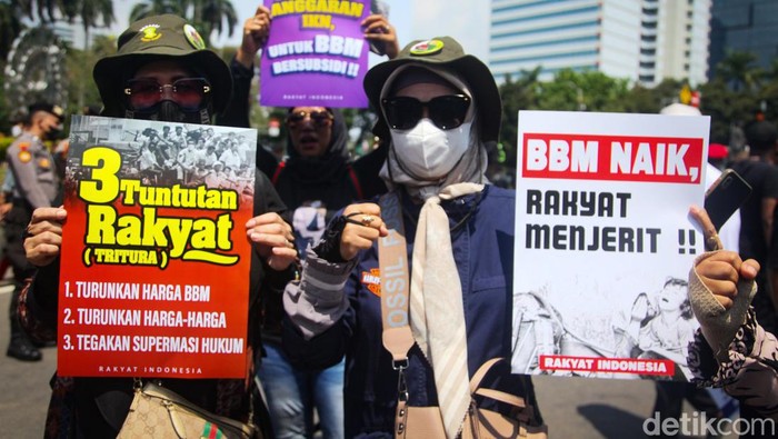 Massa GNPR mulai berdatangan ke kawasan Patung Kuda, Jakarta Pusat untuk demo menolak kenaikan harga BBM, Senin (12/9). Mereka turut membawa spanduk tuntutan Jokowi mundur.