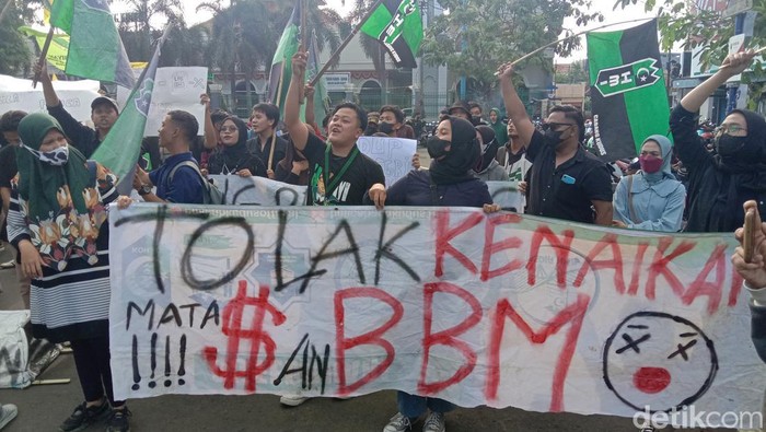 Suasana demo harga BBM di Kudus, Senin (12/9/2022).