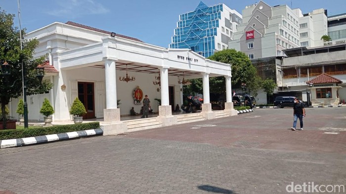 Suasana gedung DPRD DIY dan Jalan Malioboro usai demo ojol tolak kenaikan harga BBM, Senin (12/9/2022).