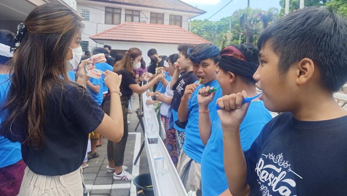 Suasana siswa SD 1 Saraswati dan SD 2 Saraswati yang mengikuti acara sikat gigi massal dalam rangka perayaan Hari Kesehatan Gigi Nasional (HKGN) pada Senin (12/9/2022) di RSGM Jalan Kamboja No 11 Denpasar, Bali.