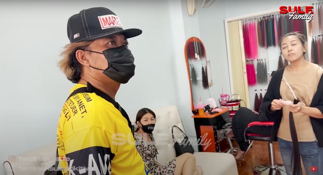 Melalui salah satu video unggahan di akun YouTube miliknya, komedian Sule tampak membagikan kegiatannya sewaktu bertolak ke Thailand. Usai bercerai dari Nathalie Holscher, Sule kini memilih untuk mengubah gaya rambutnya. Foto: YouTube/Sule Family