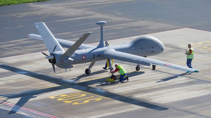 Swiss Perkuat Militer dengan Drone Buatan Israel A HERMES 900 HFE drone made by Israeli company Elbit for use in the Swiss reconnaissance system (ADS15) is seen after a certification flight at the Swiss air force base in Emmen, Switzerland September 8, 2022. REUTERS/Arnd Wiegmann