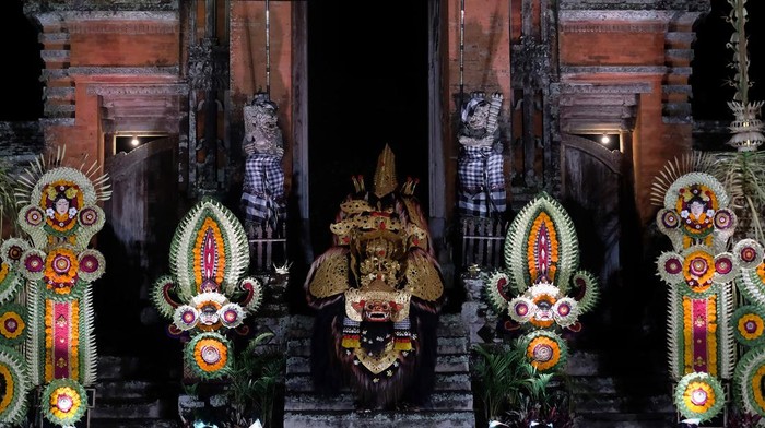 TAMAN AYUN BARONG FESTIVAL DI BALI Seniman menampilkan kesenian Barong Ket saat pagelaran Taman Ayun Barong Festival di Pura Taman Ayun Mengwi, Badung, Bali, Minggu (11/9/2022). Kegiatan tersebut kembali digelar setelah sempat ditiadakan selama dua tahun akibat pandemi COVID-19 untuk pelestarian warisan budaya Bali dan sebagai daya tarik pariwisata. ANTARA FOTO/Nyoman Hendra Wibowo/foc.
