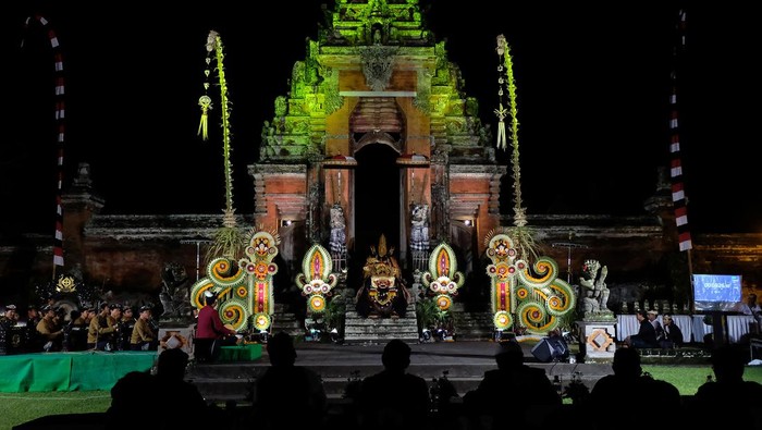 TAMAN AYUN BARONG FESTIVAL DI BALI Seniman menampilkan kesenian Barong Ket saat pagelaran Taman Ayun Barong Festival di Pura Taman Ayun Mengwi, Badung, Bali, Minggu (11/9/2022). Kegiatan tersebut kembali digelar setelah sempat ditiadakan selama dua tahun akibat pandemi COVID-19 untuk pelestarian warisan budaya Bali dan sebagai daya tarik pariwisata. ANTARA FOTO/Nyoman Hendra Wibowo/foc.