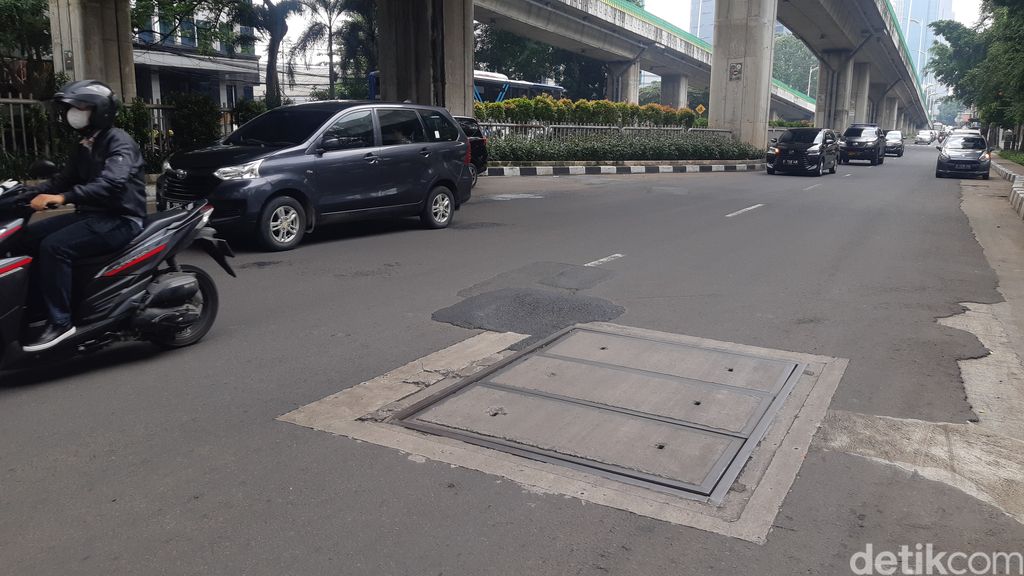 Tambalan di Jl Kapten P Tendean, Jaksel, 12 September 2022. (Danu Damarjati/detikcom)