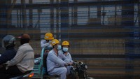 Tiga orang TKA berada di atas sepeda motor saat pulang bekerja disalah satu perusahaan smelter di Kecamatan Morosi, Konawe, Sulawesi Tenggara, Jumat (9/9/2022). Kementerian Ketenagakerjaan mencatat hingga Mei 2022 tenaga kerja asing (TKA) yang bekerja di Indonesia sebanyak 96,57 ribu pekerja.