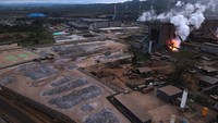 Aktivitas tungku smelter nikel di PT VDNI di kawasan industri di Kecamatan Morosi, Konawe, Sulawesi Tenggara, Jumat (9/9/2022).