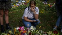 Warga berdatangan ke Istana Buckingham untuk memberikan penghormatan. (AP Photo/Emilio Morenatti).